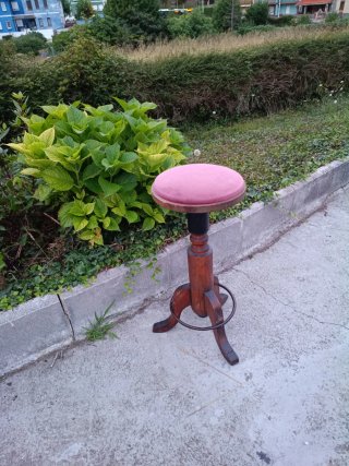 Banqueta madera 3 patas tapizada rosa