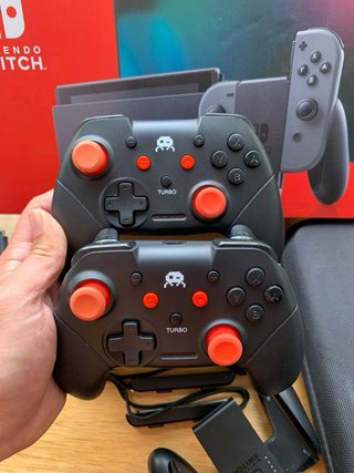 Nintendo Switch + Pack Mandos Pro + MSD 64 + Funda