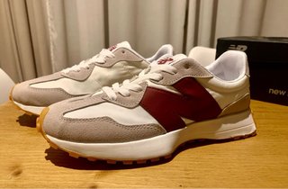Zapatillas New Balance Beige y Rojo