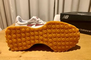 Zapatillas New Balance Beige y Rojo