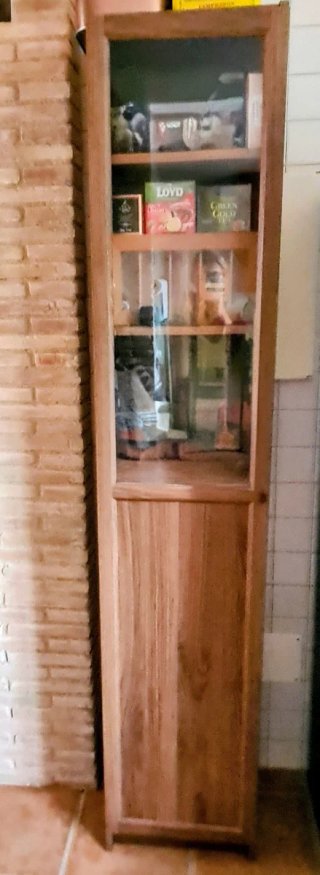 Armario madera con puerta de cristal
