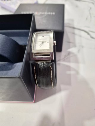 Reloj Tommy Hilfiger Plata y Negro-Nuevo sin estre