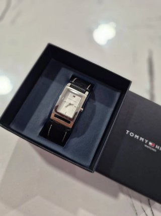 Reloj Tommy Hilfiger Plata y Negro-Nuevo sin estre