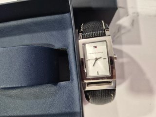 Reloj Tommy Hilfiger Plata y Negro-Nuevo sin estre