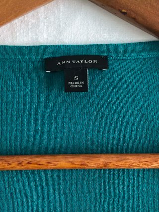Jersey ajustado de punto teal con cuello en V