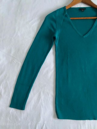 Jersey ajustado de punto teal con cuello en V
