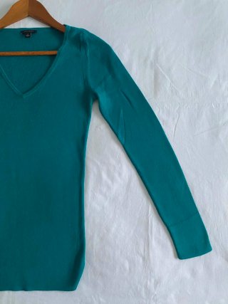 Jersey ajustado de punto teal con cuello en V