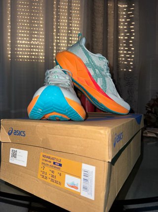 Zapatillas Asics Novablast 5 LE Talla 40