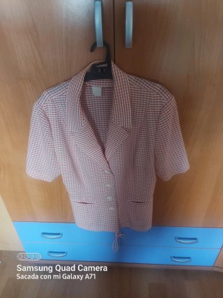 Chaqueta corta cuadros roja y blanca