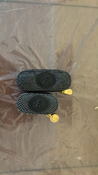 Funda de piel para lentillas.