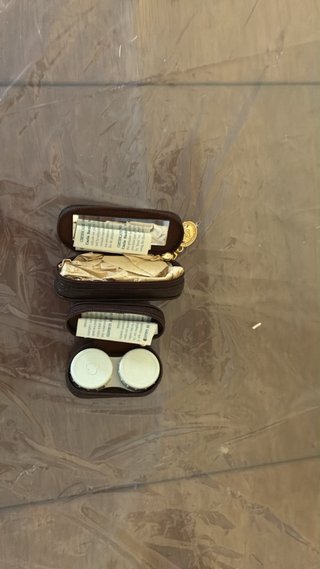 Funda de piel para lentillas con colgante