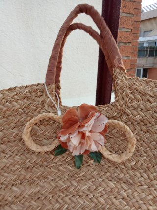 Capazo de palma con flor