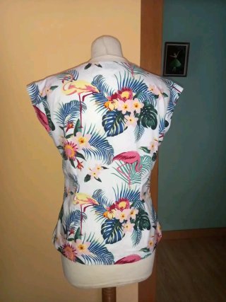 Blusa con flamencos y flores