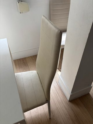 Mesa comedor y 4 sillas blancas