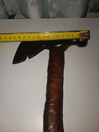 Hacha martillo techo madera antigua