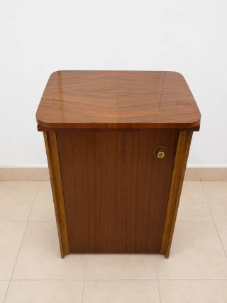 Máquina de coser Alfa antigua con mueble