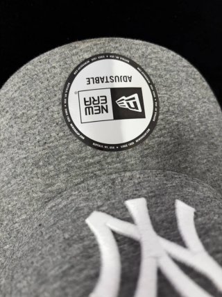 Gorra ajustable New Era Gris y Blanca