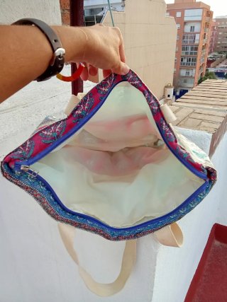 Bolsa de playa con estampado colorido
