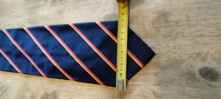 Corbata de rayas azul y roja