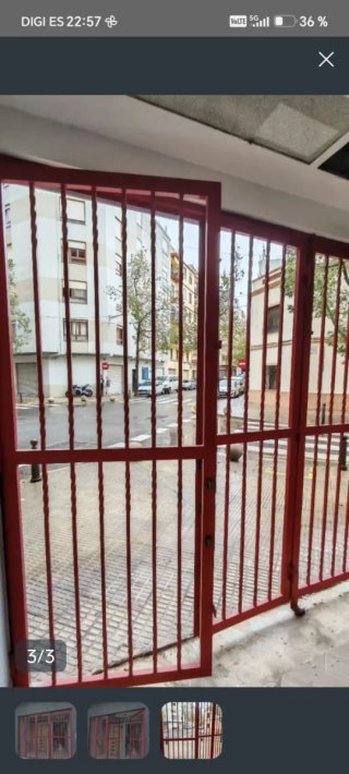 Reja de puerta metálica roja