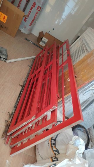 Reja de puerta metálica roja