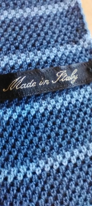 Corbata de punto azul con rayas
