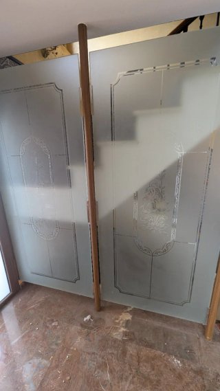Dos cristales decorados de 1000 × 2200