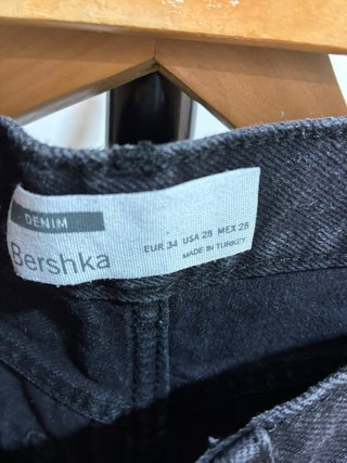 Pantalón corto vaquero Bershka negro T.34