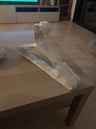 Lote de 10 perchas blancas de plástico