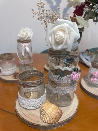 Centros de mesa rústicos con flores y conchas