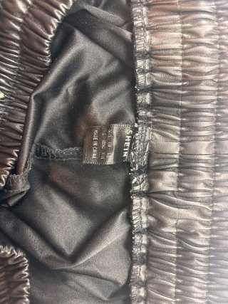 Shein pantalón cargo efecto piel negro talla EU XL