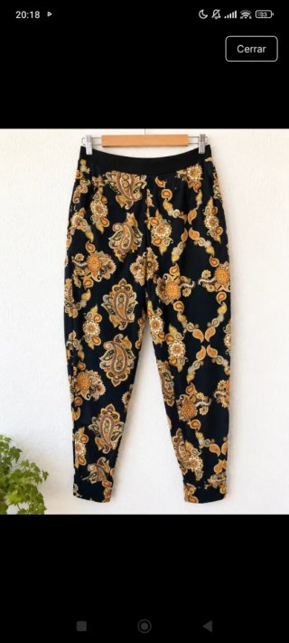Pantalón estampado paisley negro y dorado