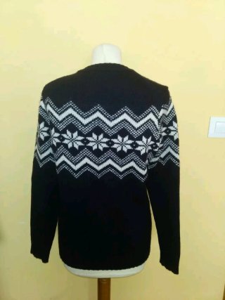 Jersey alpino negro con diseño nórdico