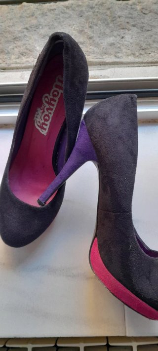 Zapatos de tacón Playboy negros y morados