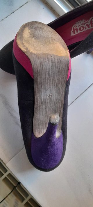 Zapatos de tacón Playboy negros y morados