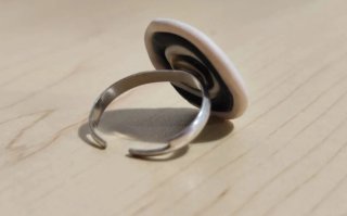 Anillo espiral blanco y negro plata
