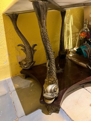 Mesa baja de mármol con patas de metal