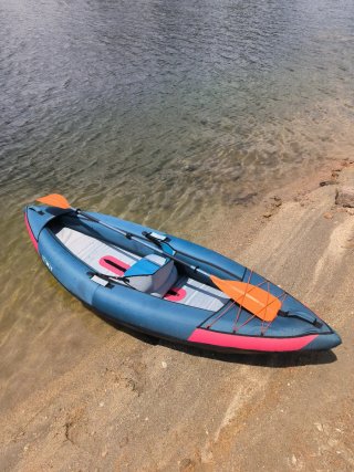 Kayak gonfiabile Decathlon 1 posto, pagaia e giubbotto.