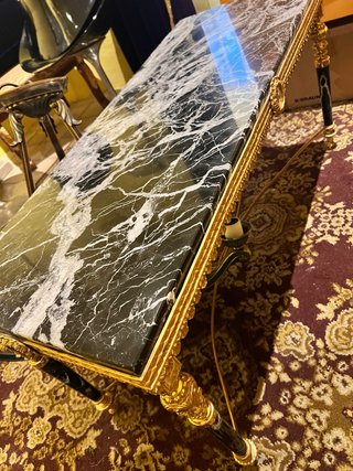 Mesa baja de mármol con detalles dorados