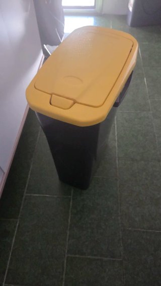 Cubo basura gris con tapa amarilla