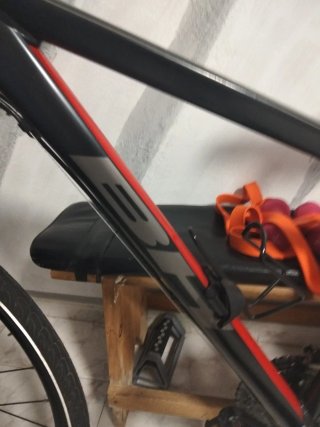 Bicicleta de montaña negra y roja