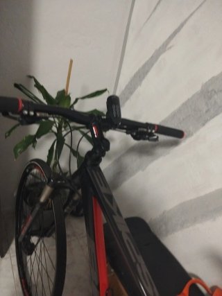 Bicicleta de montaña negra y roja