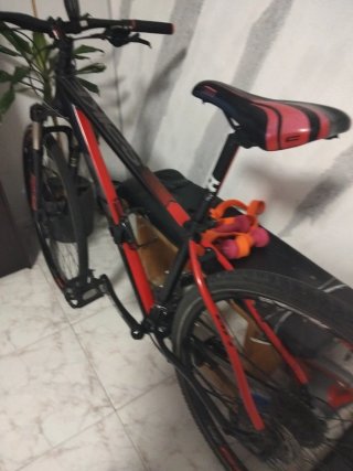 Bicicleta de montaña negra y roja