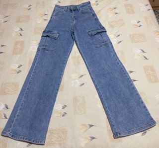 Pantalón cargo vaquero azul.