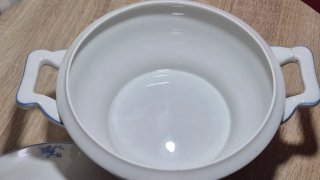Sopera de porcelana antigua con flores azules