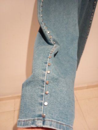Pantalón vaquero mujer con tachuelas