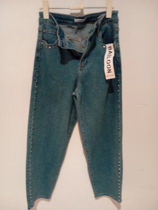 Pantalón vaquero mujer con tachuelas