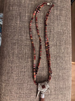 Collar étnico con colgante plateado
