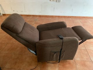Sillón elevador eléctrico marron