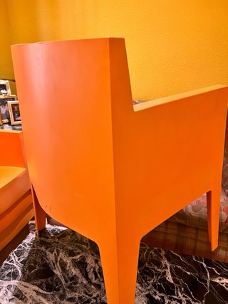 Sillas de resina naranja